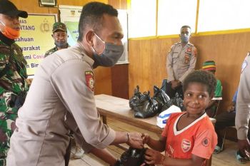 Polisi bagikan masker dan makanan kepada warga Pegunungan Bintang