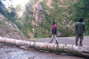 Warga Yalimo blokir akses masuk lewat Trans Papua cegah corona