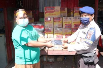 Polairud Polda Papua berikan bantuan sembako kepada warga terdampak Corona