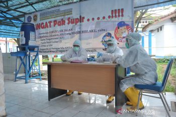 Petugas kesehatan Posko Pantau gunakan APD lengkap