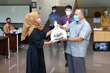 UMP bagikan sembako untuk mahasiswa yang tidak mudik