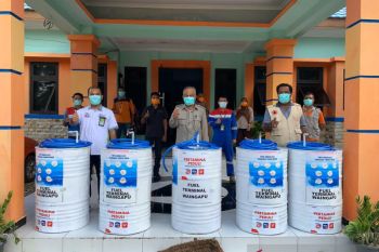 Pertamina salurkan lima unit alat cuci tangan portabel di Sumba Timur