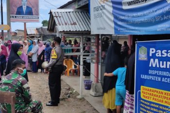 Ratusan masyarakat Aceh Jaya antri bahan pokok di pasar murah
