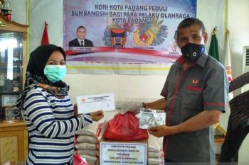 KONI Padang berikan bantuan Sembako kepada mantan atlet dan pelatih