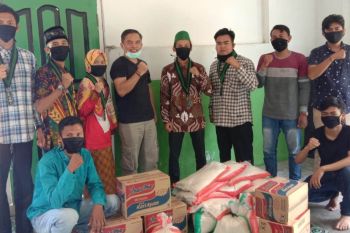 KAHMI dan HMI Pariaman bagikan sembako untuk buruh harian