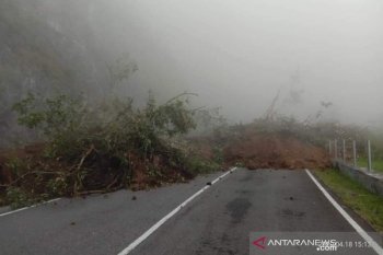 Longsor, jalan Bukittinggi-Padang via Malalak tidak bisa dilewati