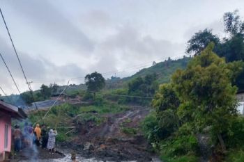 Dua rumah warga Nagari Aie Dingin, Kecamatan Lembah Gumanti tertimbun longsor