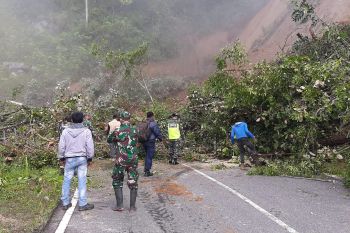 Pembersihan longsor  Sicincin-Malalak gunakan alat berat
