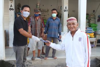 IAKMI Sultra gandeng BKKBN aksi sosial bagikan masker ke pedagang pasar
