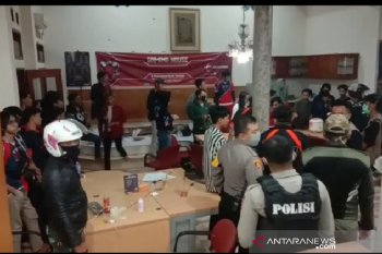 Tim gabungan bubarkan kumpulan pemain game online tidak gunakan masker