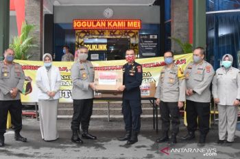 Tito Karnavian bagi APD ke sejumlah rumah sakit di Banjarmasin