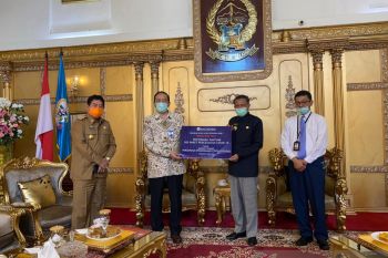 BI Sulsel serahkan 500 paket sembako bagi warga terdampak COVID-19