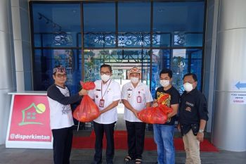 Para seniman dan tokoh adat terima bantuan dari Dewan Kesenian Palangka Raya