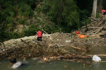 Cegah banjir, BPBD OKU bersihkan tumpukan sampah di Sungai Ogan