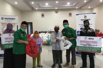 Jamaah ormas Islam bagika sembako bagi warga terdampak COVID-19