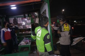 Brimob Polda Metro Jaya bubarkan kerumunan remaja pesta miras