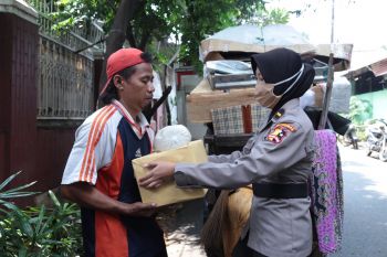 Polwan Divhumas Polri bagikan paket sembako kepada warga