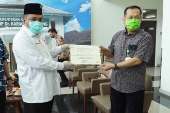 Dukung petugas kesehatan, Satgas Lawan COVID-19 DPR beri bantuan APD ke RSUP Kariadi
