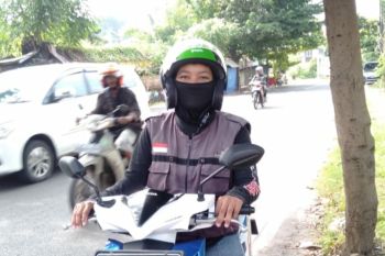 Pengemudi ojol wanita tetap layani penumpang di tengah pandemi COVID-19