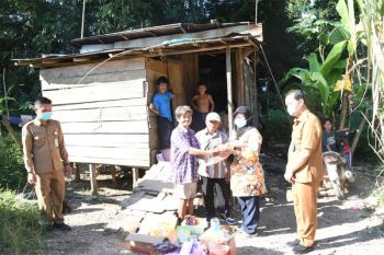 Ketua PKK  akan perbaiki rumah seorang warga di Desa Teluk Mayang