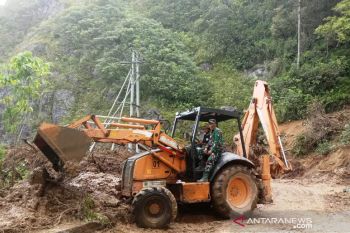 Sempat tertutup akibat longsor susulan, Jalan Sicicin-Malalak sudah bisa dilalui kendaraan