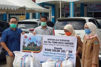 Perantau Minang Yenni Rista Santoso bantu RSUD Solok Selatan APD penanganan COVID-19