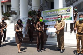 Kajati Sulut memberikan bantuan APD ke sejumlah puskesmas di Manado
