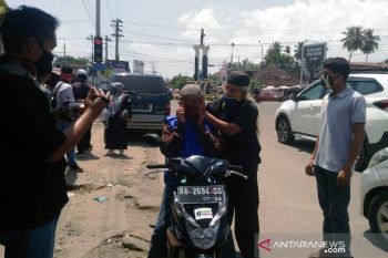 Wartawan Pasaman Barat bagikan ratusan masker antisipasi COVID-19 (Video)