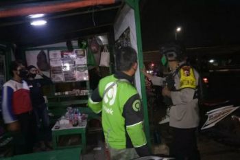 Brimob Metro bubarkan kerumunan remaja pesta miras