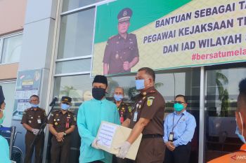 Kejati Sumbar salurkan ratusan paket bantuan bahan makanan pokok hadapi pandemi COVID-19