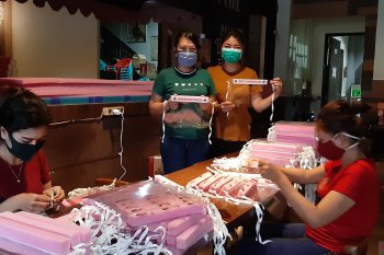 Monica menggalang karyawati "warkop" produksi APD medis perbatasan