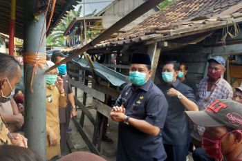 Bupati Askolani rogoh kocek Rp30 juta, bantu perbaikan rumah warga hampir roboh