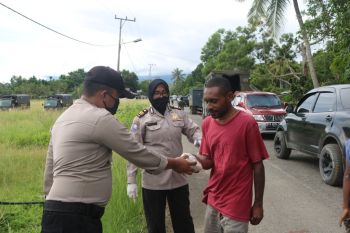 Personel Polri-TNI Papua bagikan 500 nasi bungkus kepada warga
