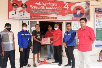 DPRD Dharmasraya serahkan bantuan korban banjir di timpeh