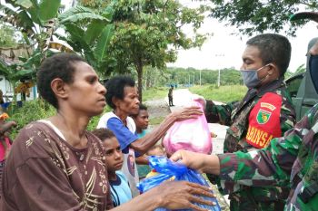 TNI bagikan bahan pokok warga Muare Mimika terdampak COVID-19 di Mimika