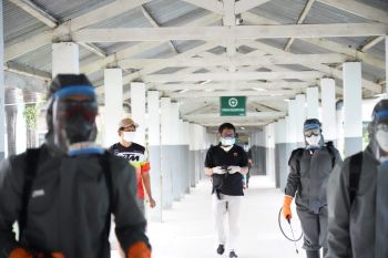 Tim relawan FTI semprot disinfektan kantor pemerintahan di Kabupaten Maros