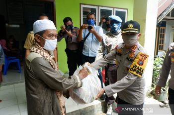 Polda Sulawesi Tenggara bagi 1000 paket sembako melawan COVID-19