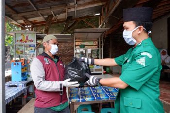 Ansor Jateng bagikan paket sembako pada  warga terdampak COVID-19