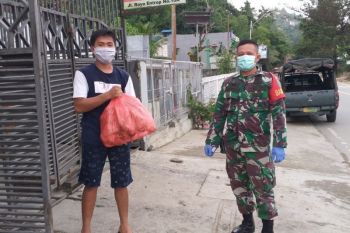TNI-Polri di Jayapura distribusi bantuan makanan warga terdampak COVID-19