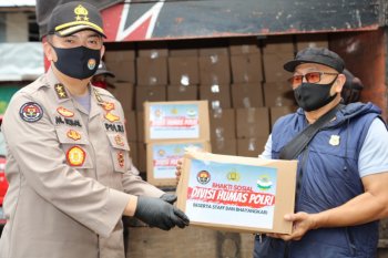 Divhumas Polri membagikan 1.000 sembako bagi warga terdampak COVID-19