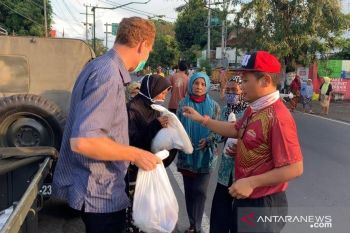 Paguyuban pemilik hotel NTB berbagi sembako kepada warga terdampak COVID-19