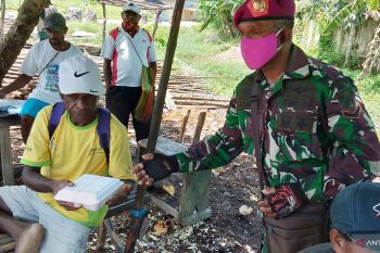 TNI-POLRI dirikan dapur umum masak bagi warga Kota Sorong