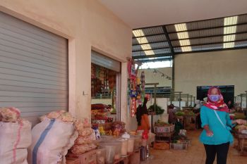 Dinas Sosial Lampung Timur pasangi stiker pra sejahtera warga penerima bansos