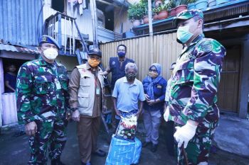 Pemkot Makassar gandeng TNI salurkan bahan pokok terkait COVID-19