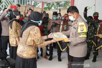 Polda Sulteng  bagi sembako kepada masayarakat terdampak COVID-19