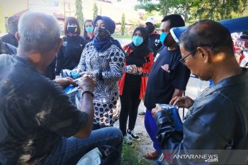Klub badminton ini turun ke jalan bagikan masker cegah COVID-19
