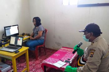 Polres Intan Jaya imbau warga waspadai COVID-19 lewat siaran radio gereja