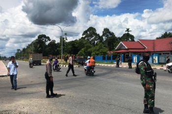 Personel gabungan Polri-TNI imbau warga Mimika pakai masker