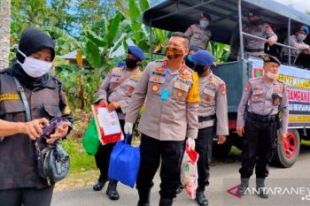 Polres Baubau berbagi 800 paket sembako