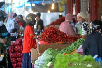 Selama PSBB, seluruh pedagang di Pasar Raya Padang dilarang berjualan kecuali pedagang bahan pokok